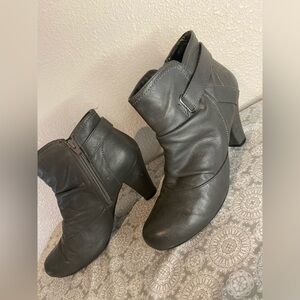 Fergalicious~Dark Gray~Faux Leather~Slouch Style~Heeled Bootie~Side Zip~Size 7.5